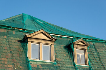 mit Netz gesichertes Hausdach