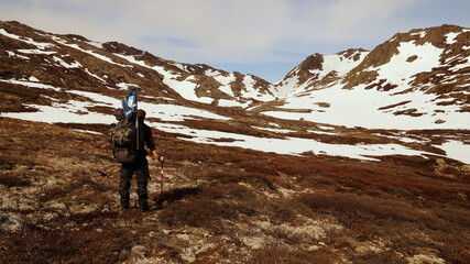 Obraz premium Snow hiking on the Arctic Circle Trail between Kangerlussuaq and Sisimiut in Greenland.