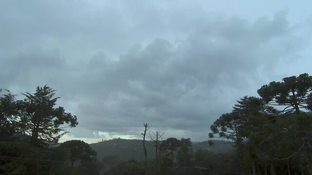 Timelapse da chegada de nuves de chuva na Serra da Mantiqueira em Monte Verde, Minas Gerais, Brasil.