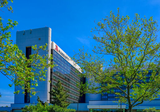 Marriot Hotel, building, architecture, city, office, sky, urban, house, blue, new, business, apartment, glass, construction, buildings, housing, green, tree, exterior, residential, home, skyscraper, 
