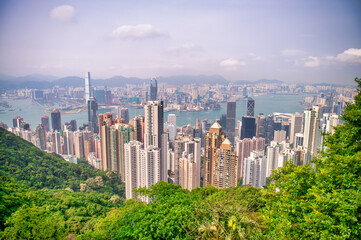 Fototapeta premium HONG KONG - MAY 2014: Hong Kong skyline from Victoria Peak on a cloudy day