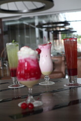 Drinks ice on glasses