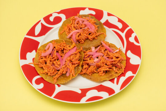 Panuchos yucatecos con cebollita morada picante, una Comida tradicional mexicana del estado de Yucat&aacute;n.