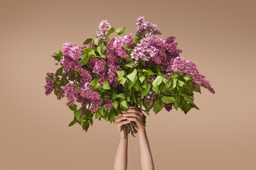 Women's hands holds the bouquet of flowers