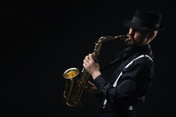Obraz na płótnie Canvas Man playing on saxophone