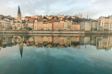 bord de Saône à Lyon le matin: jolie vue sur le quartier Saint-Georges dans le quartier historique du Vieux Lyon
