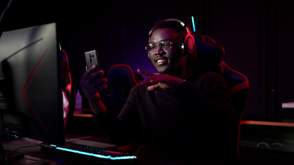 A black streamer leads a live broadcast on the phone from an esports tournament