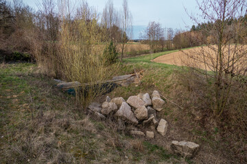 Findlinge in ausgetrocknetem Bachlauf