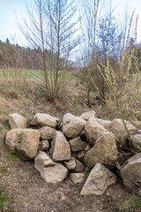 Findlinge in ausgetrocknetem Bachlauf