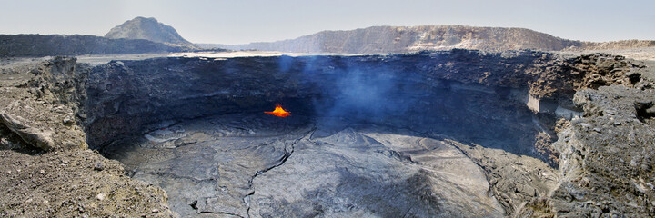 Au bord du lac de lave du volcan Erta Ale au nord de l'Ethiopie