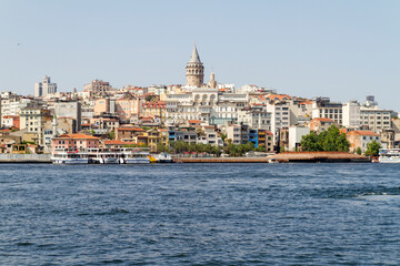 Obraz premium Torre de Galata en el estrecho del Bosforo, en la ciudad de Estambul, en el pais de Turquia