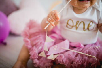 Kind Mädchen essen Geburtstagstorte	