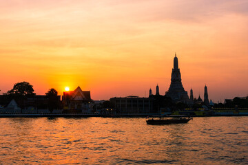 Fototapeta premium BANGKOK, THAILAND, 8 JANUARY 2020: Beautiful sunset over the Temple of Wat Arun