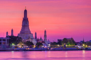 Obraz premium BANGKOK, THAILAND, 8 JANUARY 2020: the Temple of wat Arun at twilight