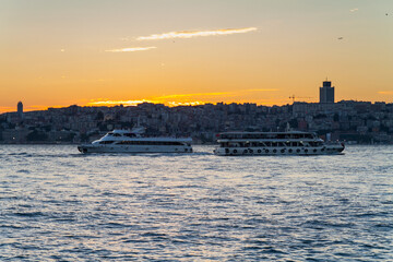 Atardecer o Anochecer en el Bosforo desde el barrio de Uskudar, ciudad de Estambul, pais de Turquia