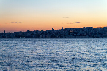Fototapeta premium Atardecer o Anochecer en el Bosforo desde el barrio de Uskudar, ciudad de Estambul, pais de Turquia