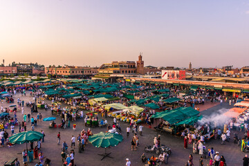 Obraz premium MARRAKECH, MOROCCO, SEPTEMBER 3 2018: Lots of shops in Djemaa El Fna market square at sunset