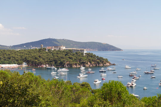 Panoramica o vista desde Hybeliada o Adalar, en las Islas Principe, cerca de la ciudad de Estambul en el pais de Turquia