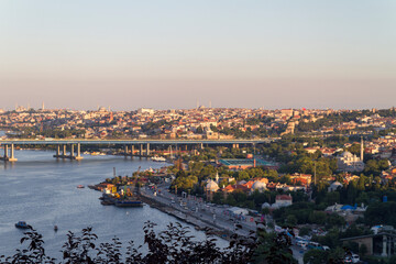 Obraz premium Panoramica, vista o skyline del Bosforo desde el Cementerio de Eyup en la ciudad de Estambul, pais de Turquia