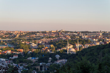 Panoramica, vista o skyline del Bosforo desde el Cementerio de Eyup en la ciudad de Estambul, pais de Turquia
