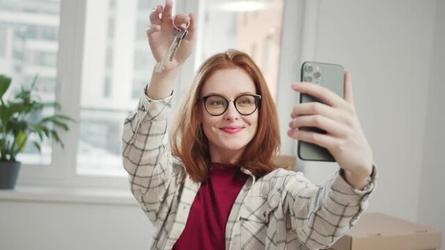  The student shows her friends the keys to the apartment by video chat