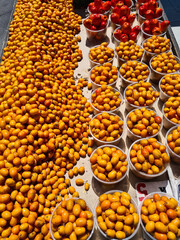 Frutas tropicais à venda na rua