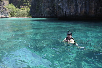 Women tourists wearing snorkeling suits and lifeboats enjoyed the activity.
