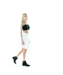 Modelo rubia posando en el estudio sobre fondo balanco con espacio para texto