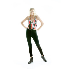Modelo rubia posando en el estudio sobre fondo balanco con espacio para texto