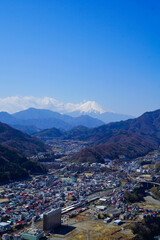 Fototapeta na wymiar 岩殿山からの眺望　大月市内と富士山　風景