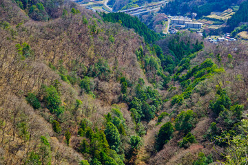 岩殿山の登山道　稚児落としからの風景