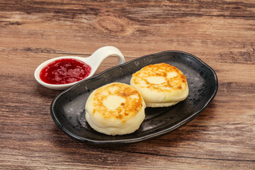 Cottage cheese pancakes with strawberry jam