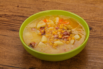 Pea soup with smoked ribs