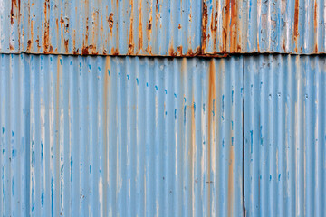 古く錆びた金属の壁