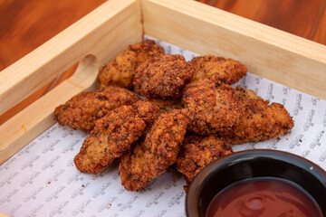 Canasta de bar con boneless y salsa picante de cerca