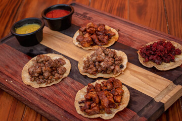 tabla de bar con tacos mexicanos y salsa 2