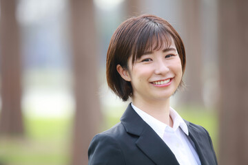 笑顔の女性社員イメージ
