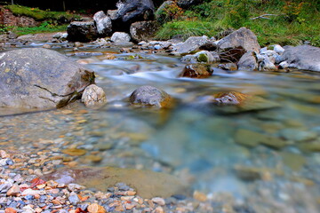 El río fluye