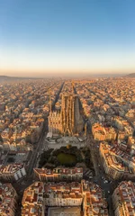 Foto op Plexiglas Luchtfoto drone-opname van het stadscentrum van Barcelona in het gouden uur van Sunrise tijdens de winter van Spanje © Davidzfr