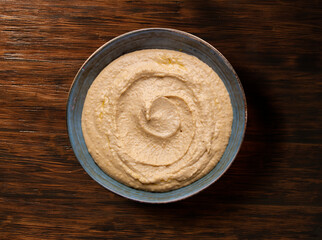 Humus sobre tabla de madera. Humus on wooden board.