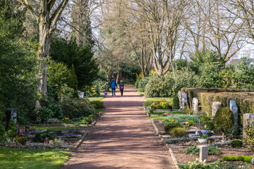 Besucher auf einem Friedhof