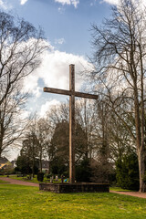 gro&szlig;es zentrales Kreuz als Mittelpunkt des Friedhofes