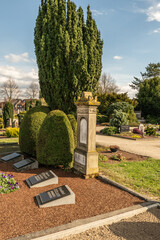 schönes altes Familiengrab mit einem alten Stein