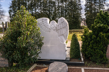 Ein Grabstein mit einem Engel von der Rückseite