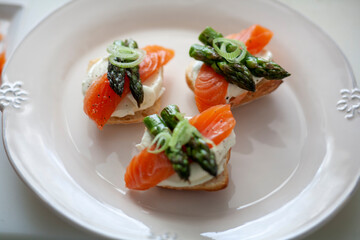 aperitivos y pinchos, tapas de España, salmón ahumado con tintas de sparragos verdes. appetizers and pinchos, tapas from Spain, smoked salmon with inks of green asparagus.