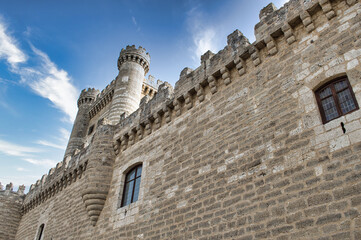 Lateral castillo medieval del siglo XV en Fuensaldaña, provincia de Valladolid