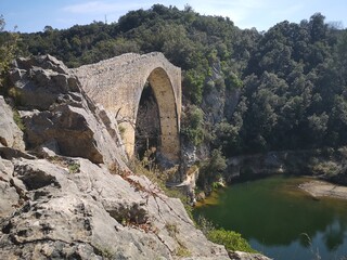Fototapeta na wymiar Puente Medieval de Llierca, Tortellà, Cataluña, España