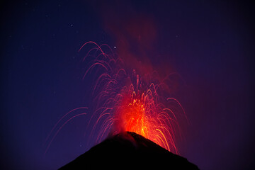 volcán en erupción de noche, la lava saliendo del crater