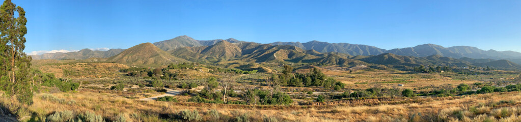 Fototapeta na wymiar Panorama view of the Whitney Range of the Sierra Nevada mountain range in Southern California. 
