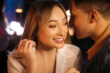 Naklejka premium Man and woman flirting with each other in bar